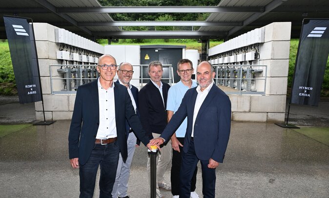 Pressebild | Bei der Hymer GmbH & Co. KG in Bad Waldsee wurde eine neue Photovoltaikanlage mit einer Leistung von rund 2,8 Megawatt fertiggestellt. Realisiert wurde das Projekt gemeinsam mit den Technischen Werken Schussental (TWS) aus Ravensburg. Anlässlich der Fertigstellung der Photovoltaikanlage kamen (v.l.) die TWS-Geschäftsführer Helmut Hertle und Dr. Andreas Thiel-Böhm, sowie Jan Francke, COO der Erwin Hymer Group SE, Markus Schäfer, Mein Solar GmbH, und Hans-Georg Rauh, Technischer Geschäftsführer der Hymer GmbH & Co. KG, zusammen, um die Anlage symbolisch einzuweihen.