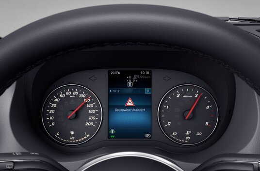 Cockpit mit diversen High-Tech-Assistenz-Systemen im HYMER Reisemobil auf Mercedes-Basis