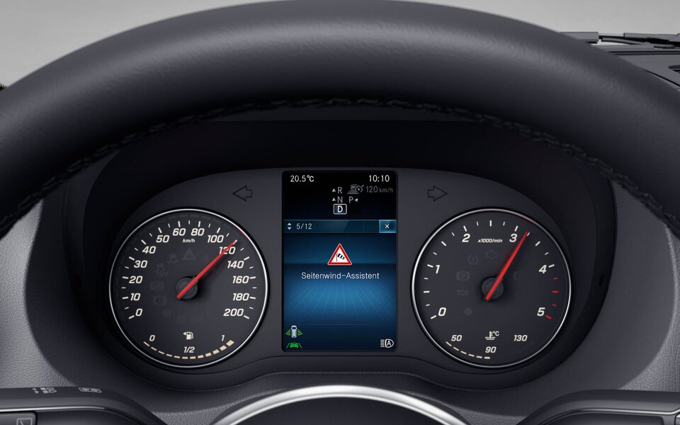 Cockpit mit diversen High-Tech-Assistenz-Systemen im HYMER Reisemobil auf Mercedes-Basis