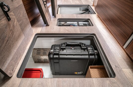 Living area floor with cellar compartments in the double floor for water tanks and electrical installations in the HYMER motorhome