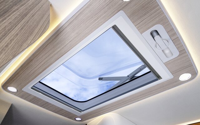 Roof window / crank roof vent with included LED lighting 