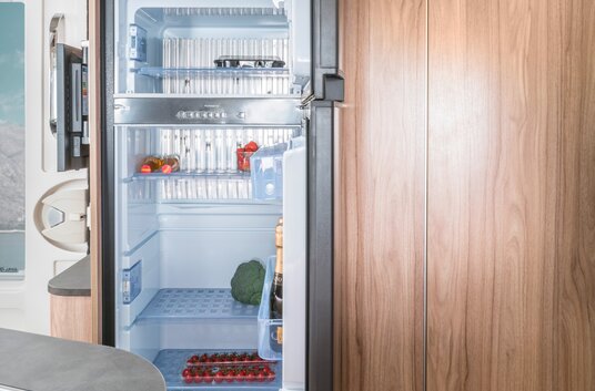 Offener, befüllter Kühlschrank mit Gefrierfach im HYMER Exsis-i 678