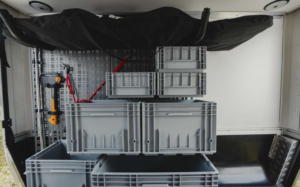 Base plate storage space system size S