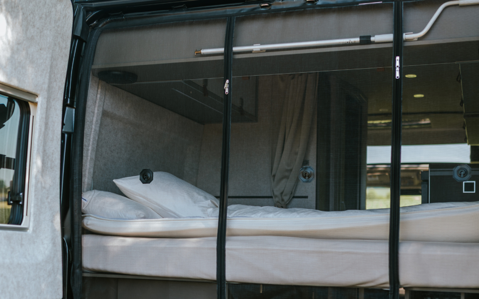 Myggenet bag i autocamperen Fiat Ducato