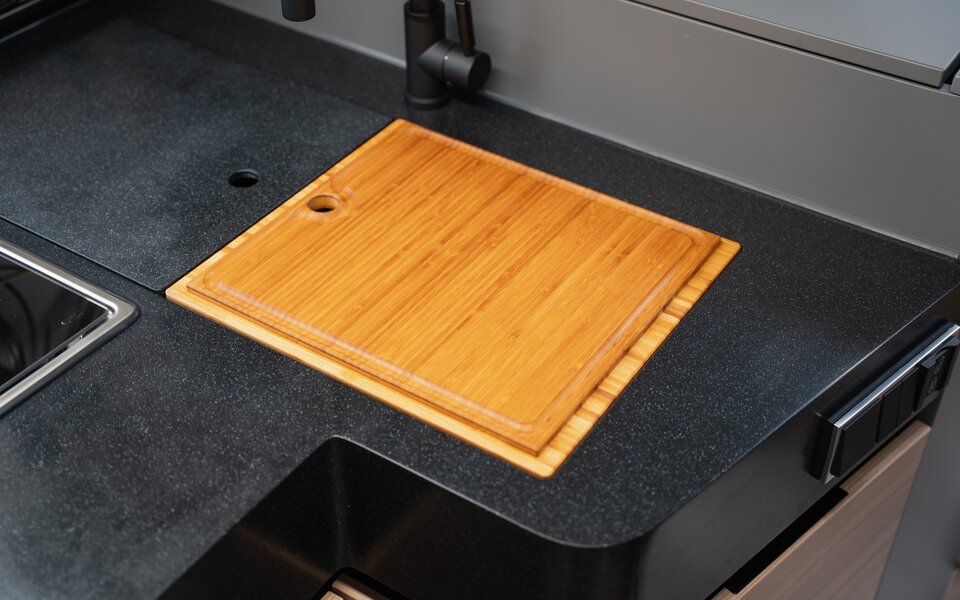 Kitchen cover plate with integrated cutting board