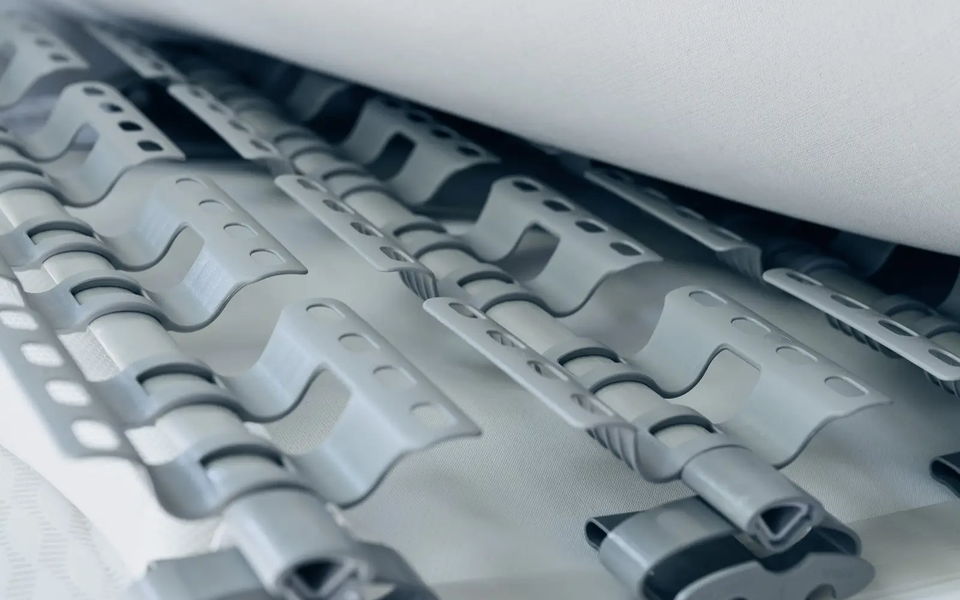 Detailaufnahme eines Tellerfedersystems in einem HYMER Campervan	