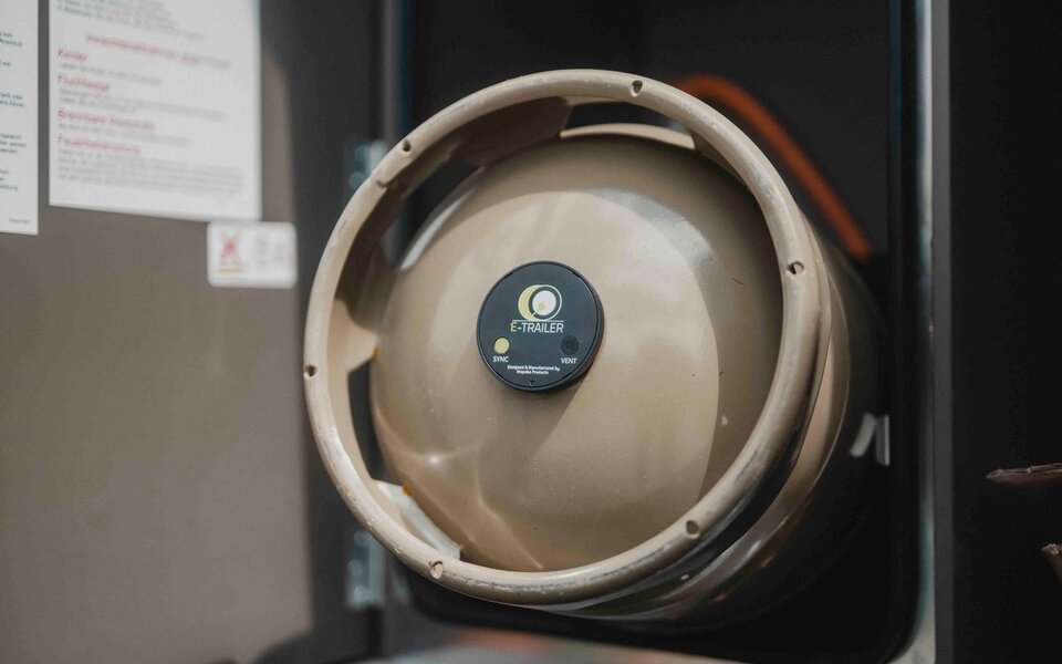 Close-up of the bottom of a gas bottle with a sensor attached	