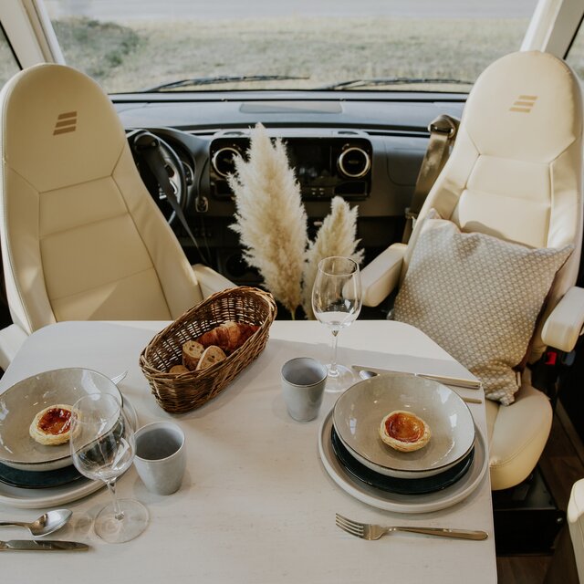 Invitingly set table in the integrated motorhome HYMER B-ML I