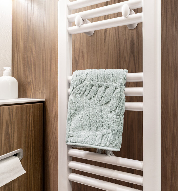 Termosifone per asciugamani con asciugamano appoggiato nel bagno di tipo salone dell’HYMER B MasterLine