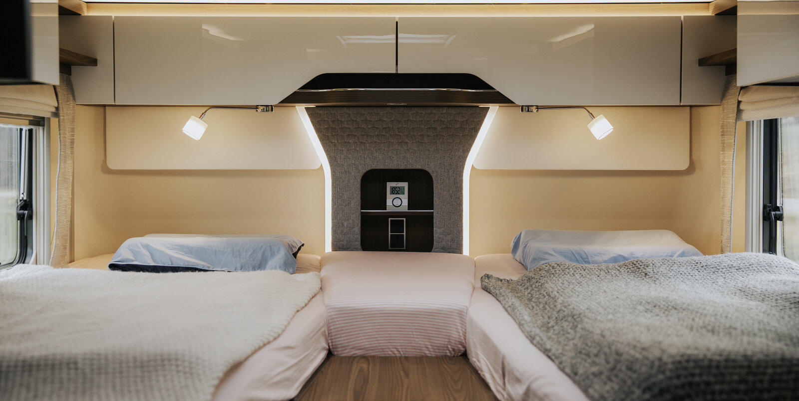 Slaapkamer met centrale toegang tot de eenpersoonsbedden achter in de HYMER B-klasse MasterLine