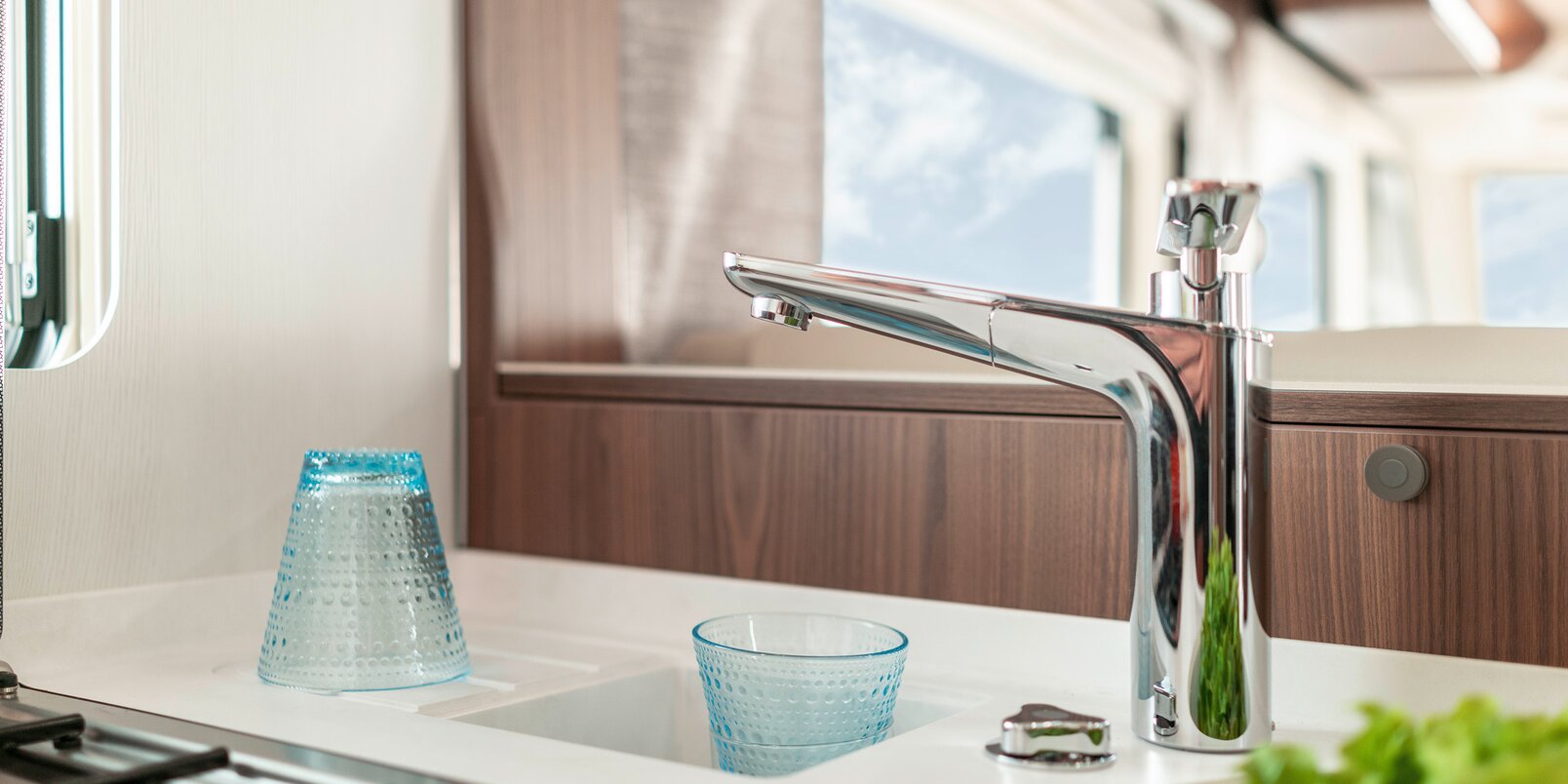 Wasserhahn mit Ausgussbecken und zwei Gläsern auf Küchenarbeitsplatte im HYMER B-MasterLine