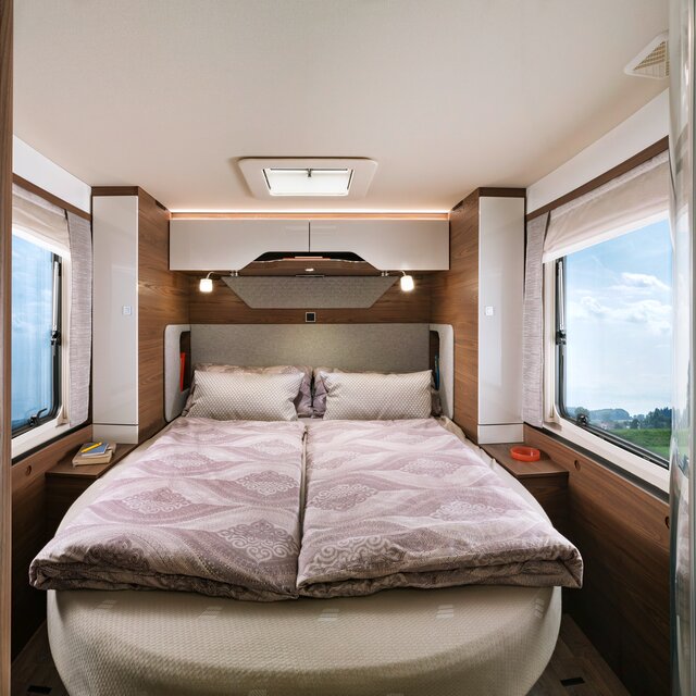 Queen-size bed cover with bed linen in the HYMER B MasterLine 790