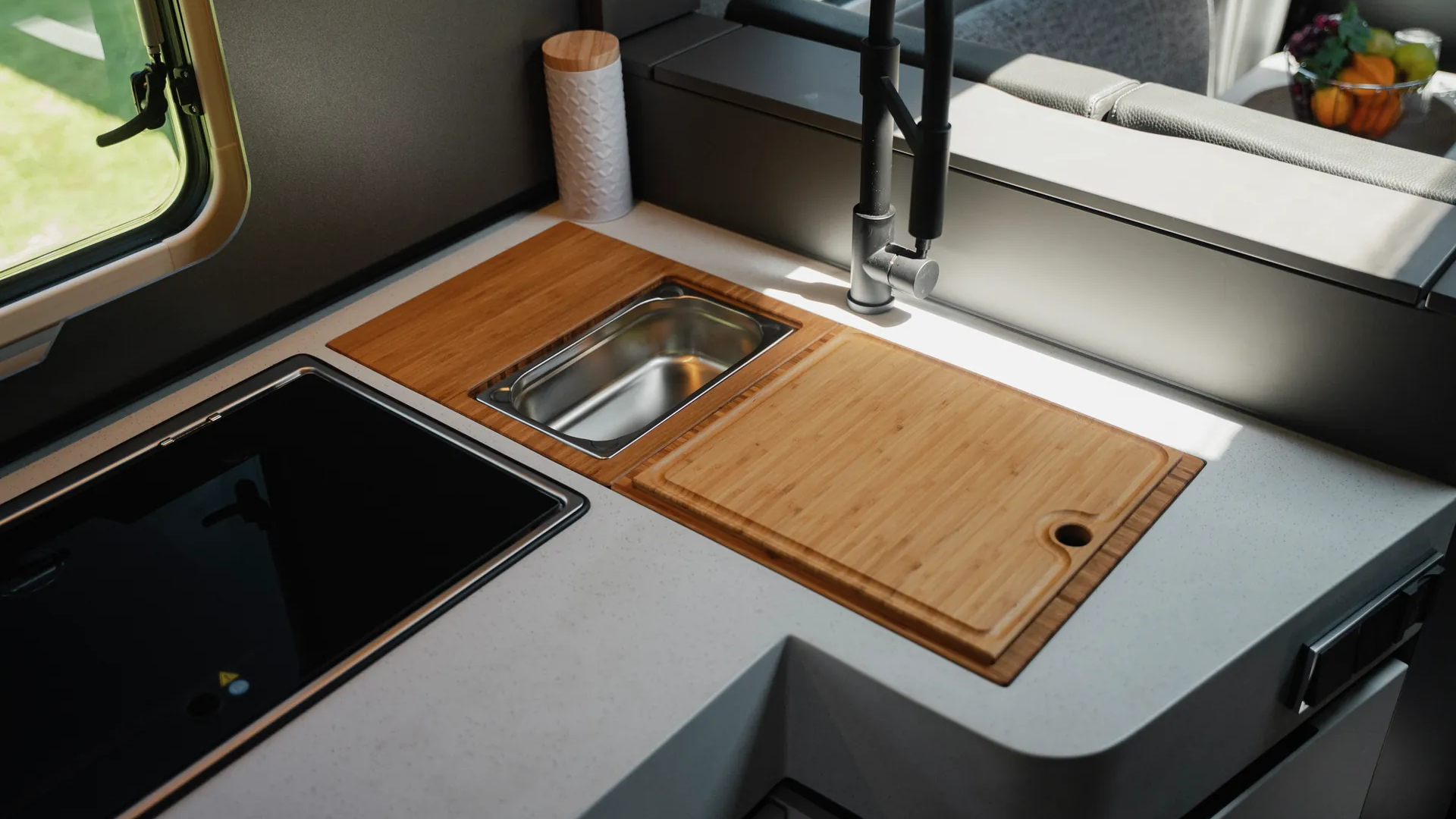 Les accessoires sur mesure de Hymer Original Parts complètent la solution de cuisine optionnelle avec des planches à découper, des égouttoirs et des bacs de récupération, selon vos besoins.
