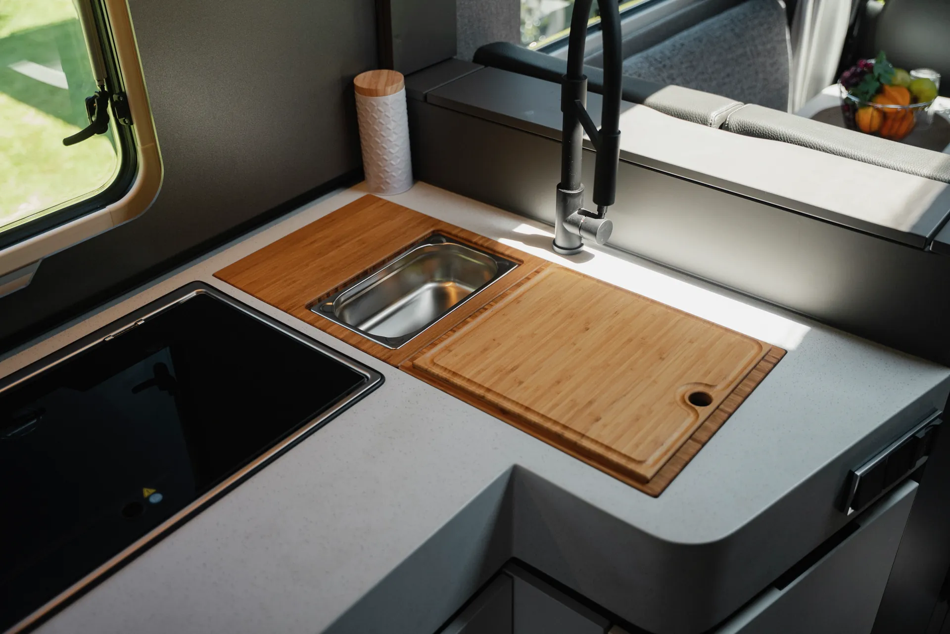 Les accessoires sur mesure de Hymer Original Parts complètent la solution de cuisine optionnelle avec des planches à découper, des égouttoirs et des bacs de récupération, selon vos besoins.