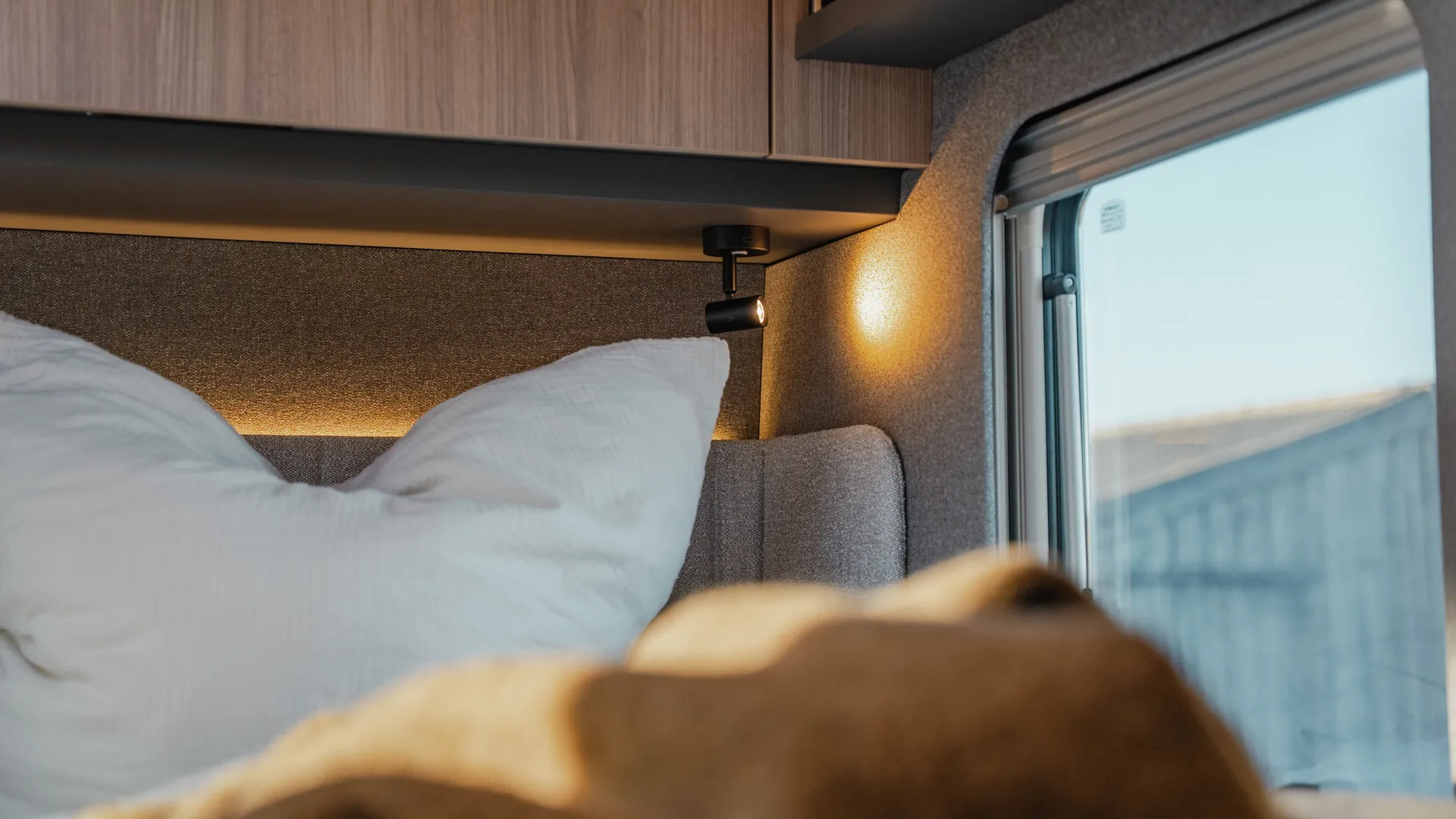 Le confort de couchage Hymer avec matelas en mousse froide multizone et système à ressorts à plateau garantit des nuits reposantes à chaque kilomètre.