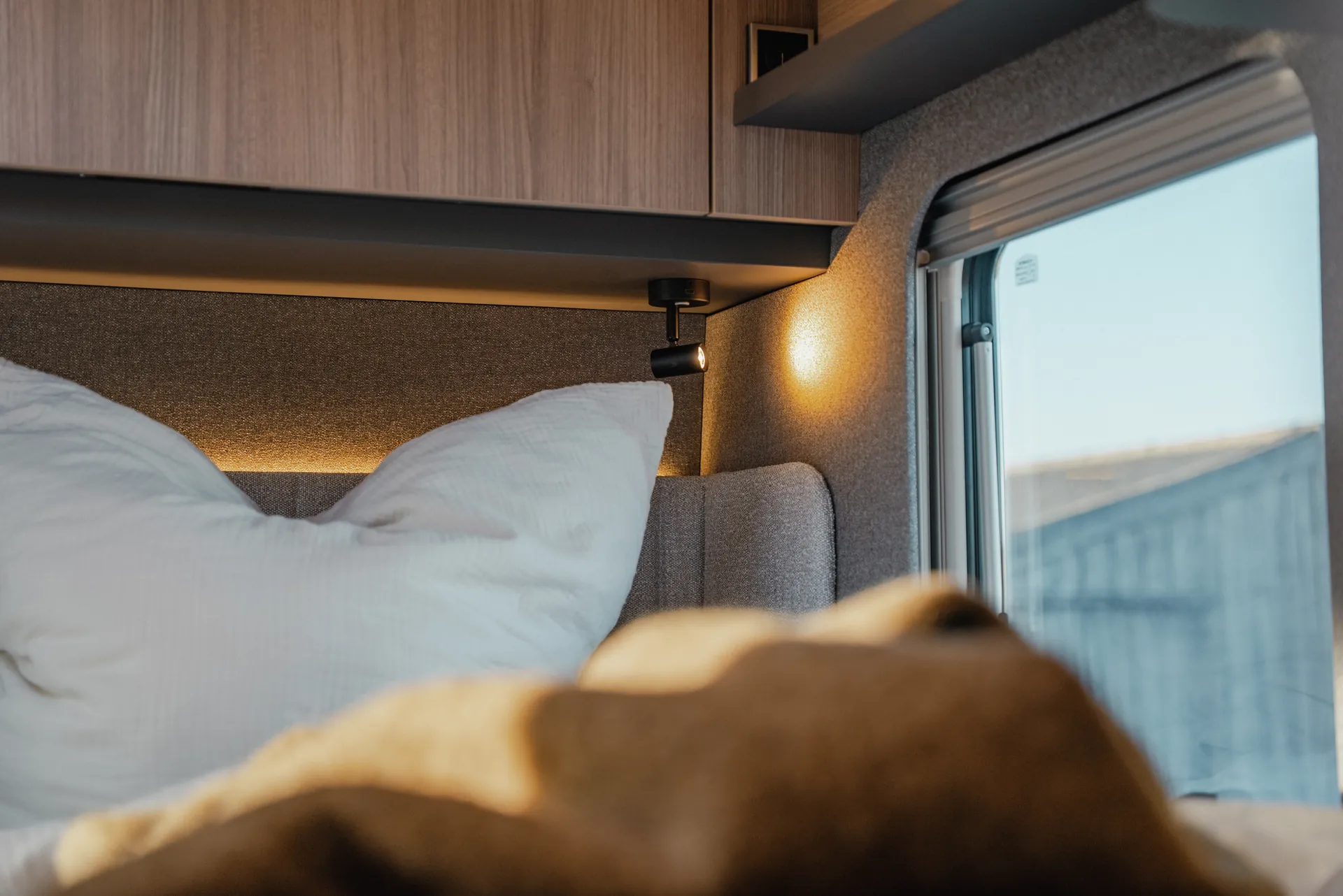Le confort de couchage Hymer avec matelas en mousse froide multizone et système à ressorts à plateau garantit des nuits reposantes à chaque kilomètre.