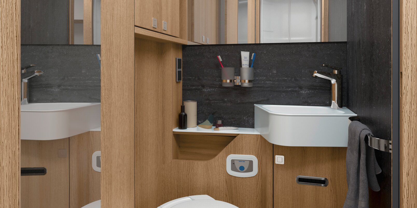 Badeværelse med dagslys og opbevaringsplads, håndvask; håndklædeholder, spejl, tøjkrog og toilet i HYMER B-ML T