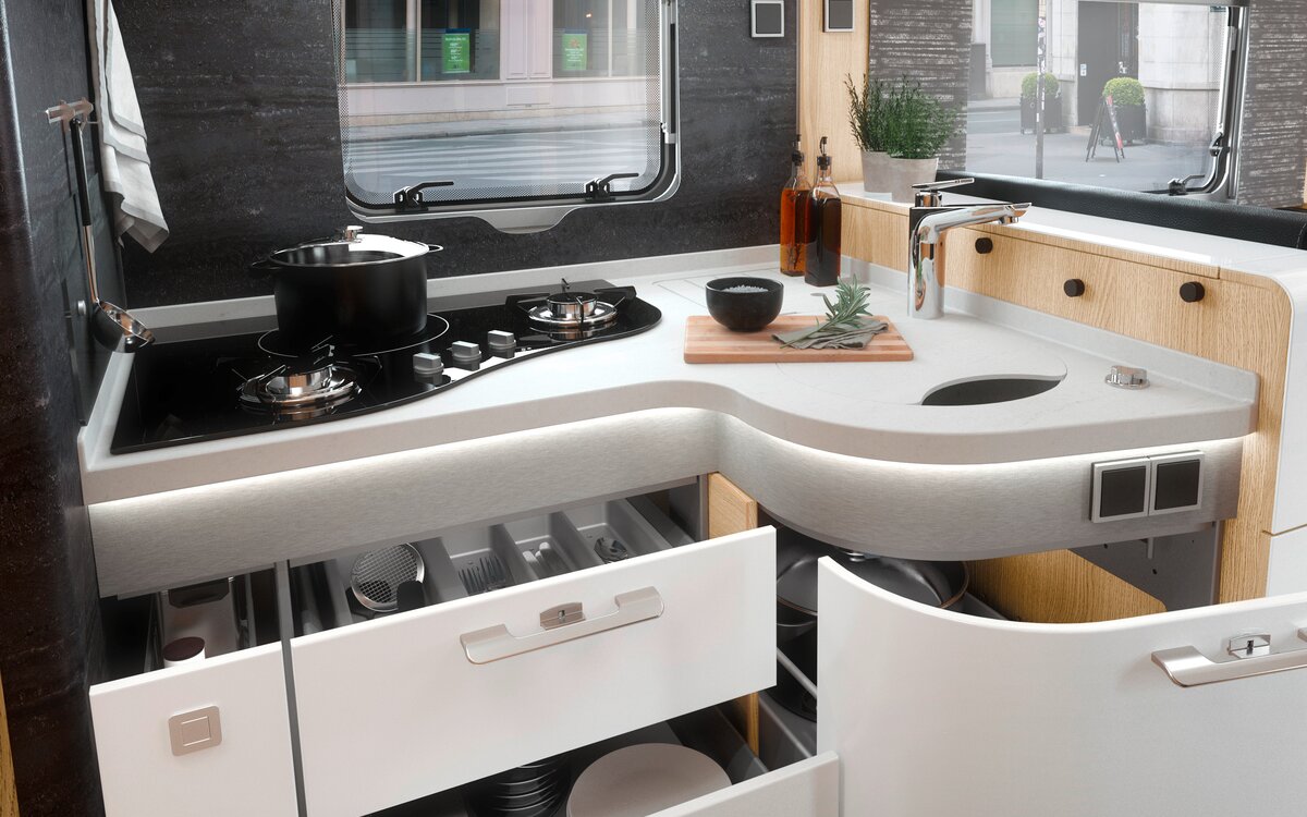 Kitchen block with open drawers, hob and work surface in the HYMER MasterLine