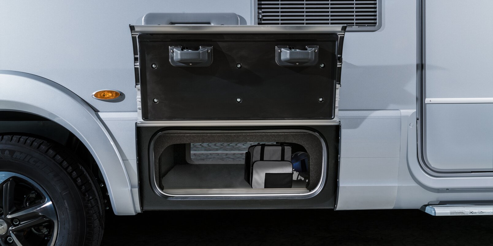 Compartimento de carga abierto en ambos lados, cargado con dos bolsillos en el HYMER B-ML T