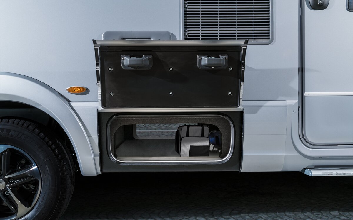 Through-loading compartment open on both sides, loaded with two pockets in the HYMER B-ML T