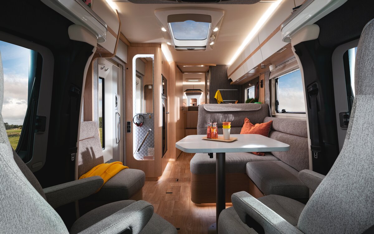 View of the living area from the driver's seats to the seating area to the rear bed in the HYMER B-Class MasterLine T 780