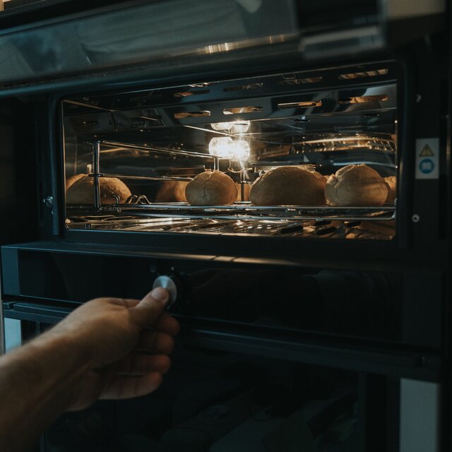 Actuation of the rotary control of an oven in a mobile home in which bread rolls are baked