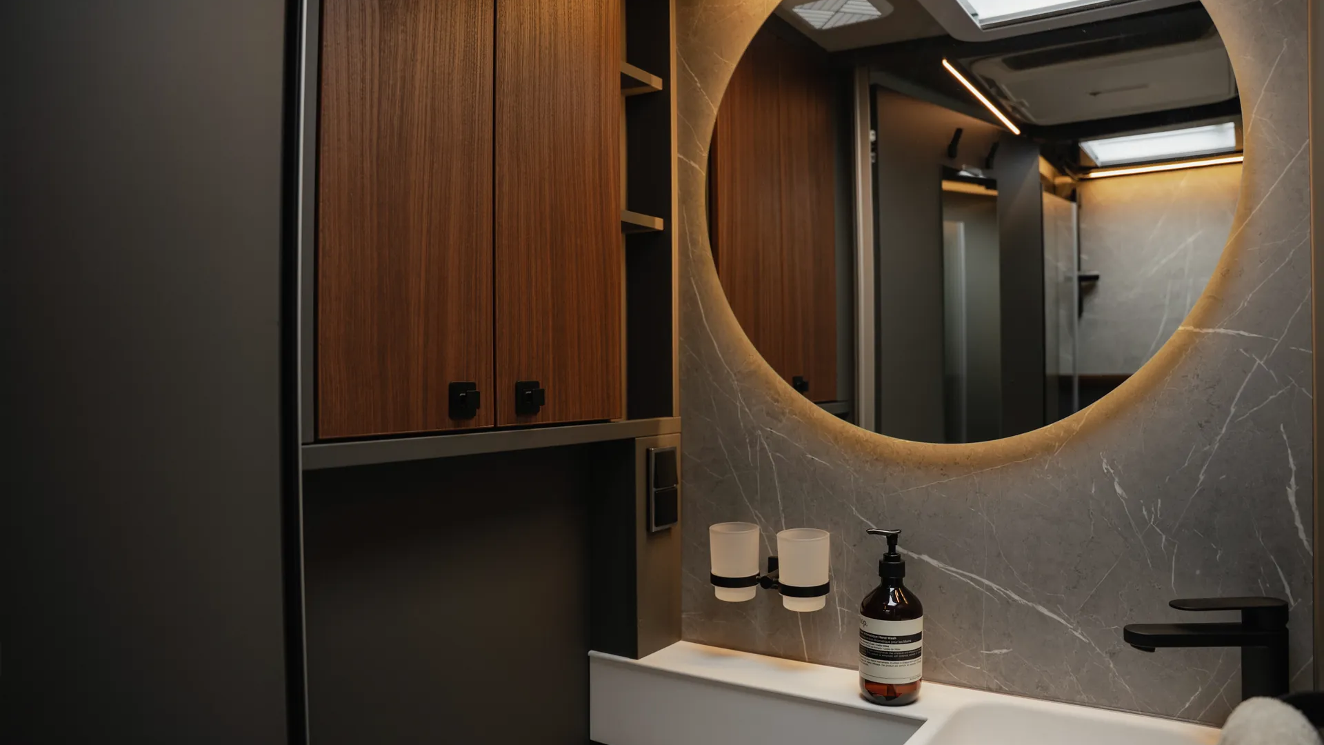 The illuminated round mirror and indirect ambient lighting create an atmosphere that harmoniously combines premium quality, tranquillity and modern design.