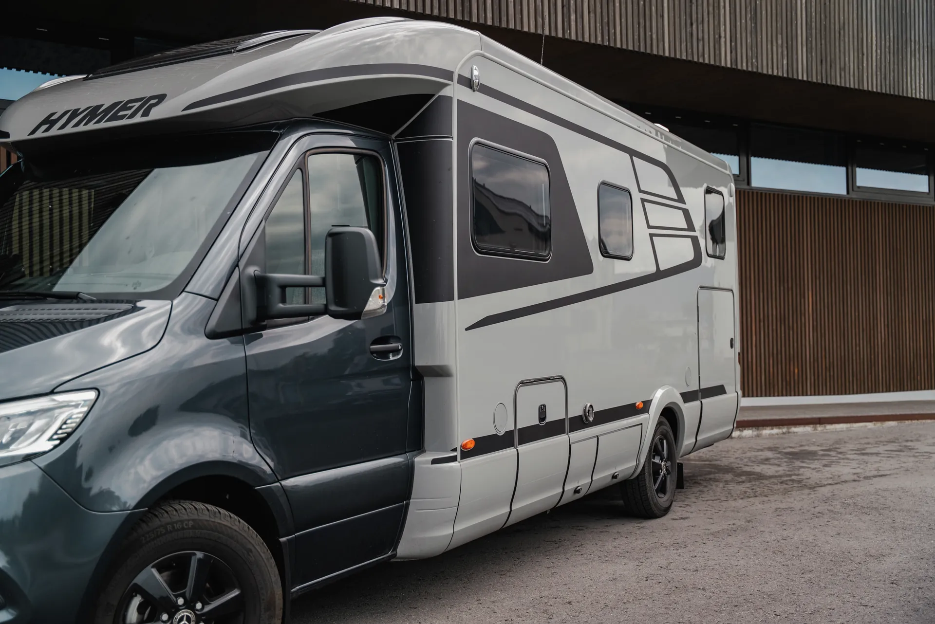 Graphic clarity meets confident presence. The distinctive side graphics give the B‑ML T its own unique identity.