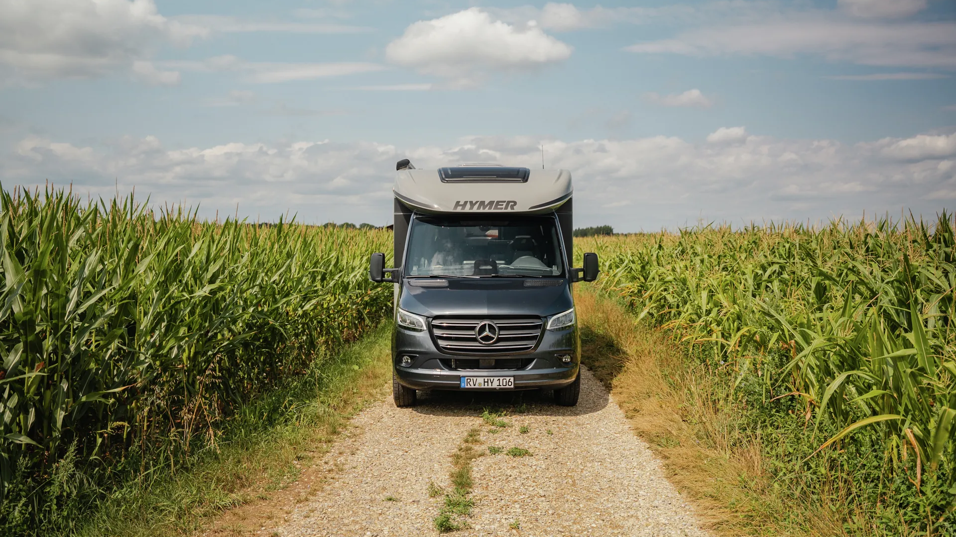 The confident front of the B‑ML T conveys reliability at first glance. A familiar foundation for journeys where calmness sets the pace.