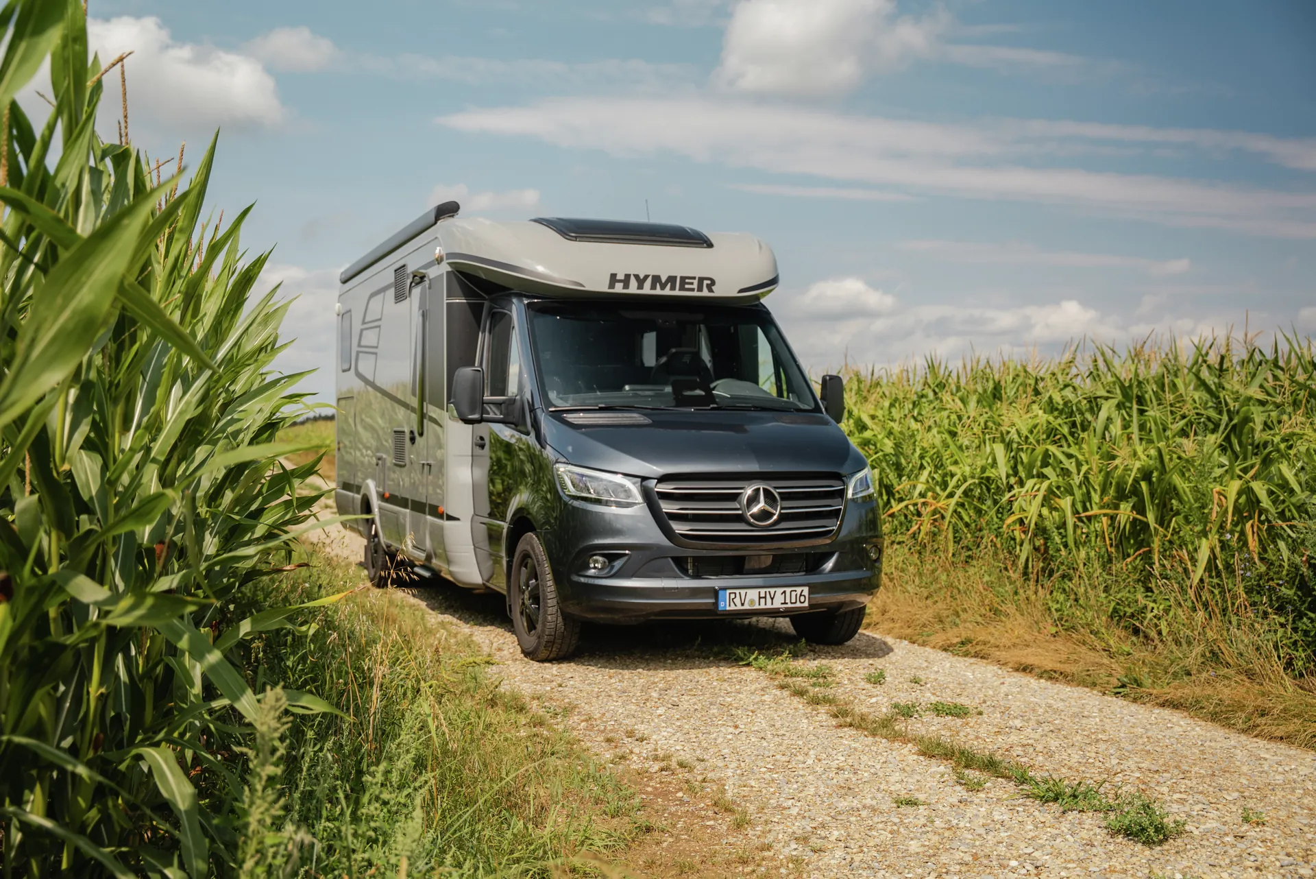 Wherever the road may lead: the B‑ML T combines confident driving comfort with a presence that does not seek attention but creates trust.