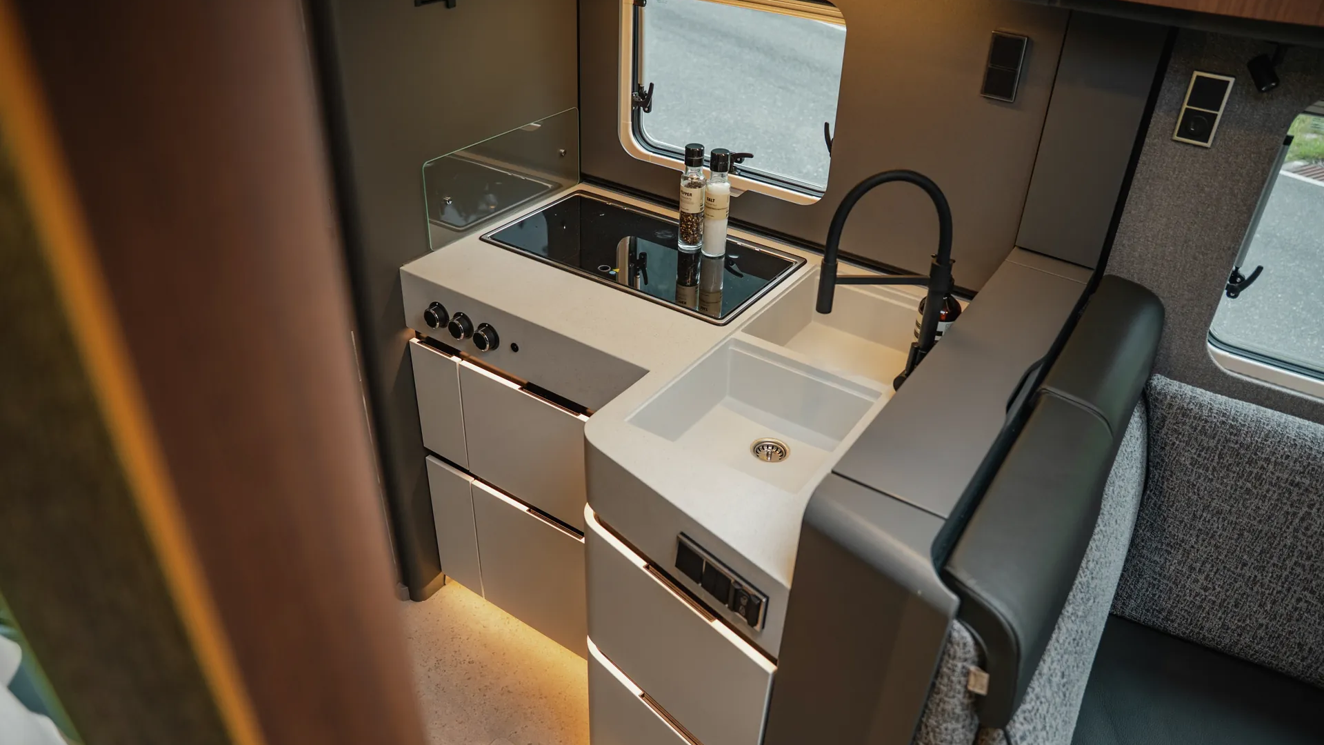Thoughtfully designed down to the smallest detail: the clear architecture of the kitchen creates space for smooth routines and comfortable cooking on the road.