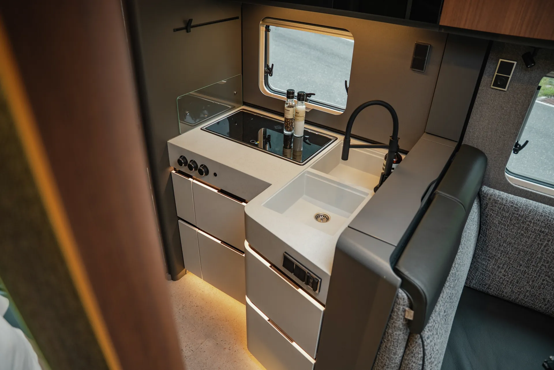 Thoughtfully designed down to the smallest detail: the clear architecture of the kitchen creates space for smooth routines and comfortable cooking on the road.