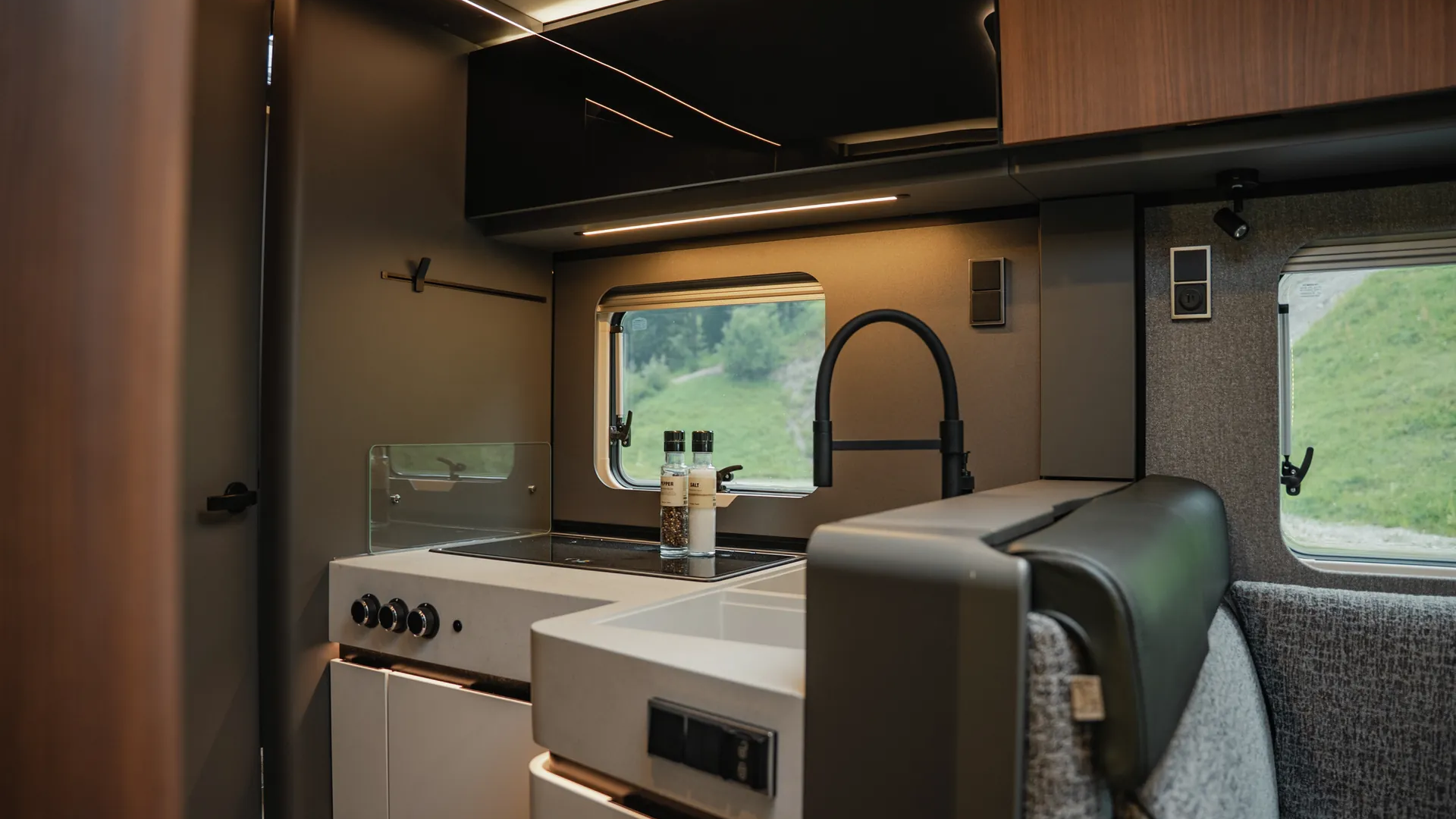 Indirect ambient lighting, precise lines and premium surfaces create an atmosphere that elegantly combines comfort and functionality.