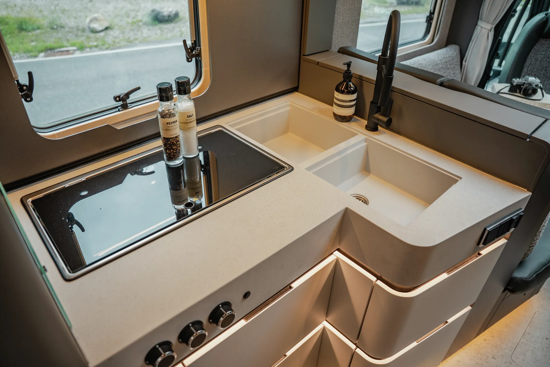The optional solid-surface worktop combines a premium appearance with generous functionality. Two large sinks and an elegant swan-neck tap provide comfort for everyday life on the road.