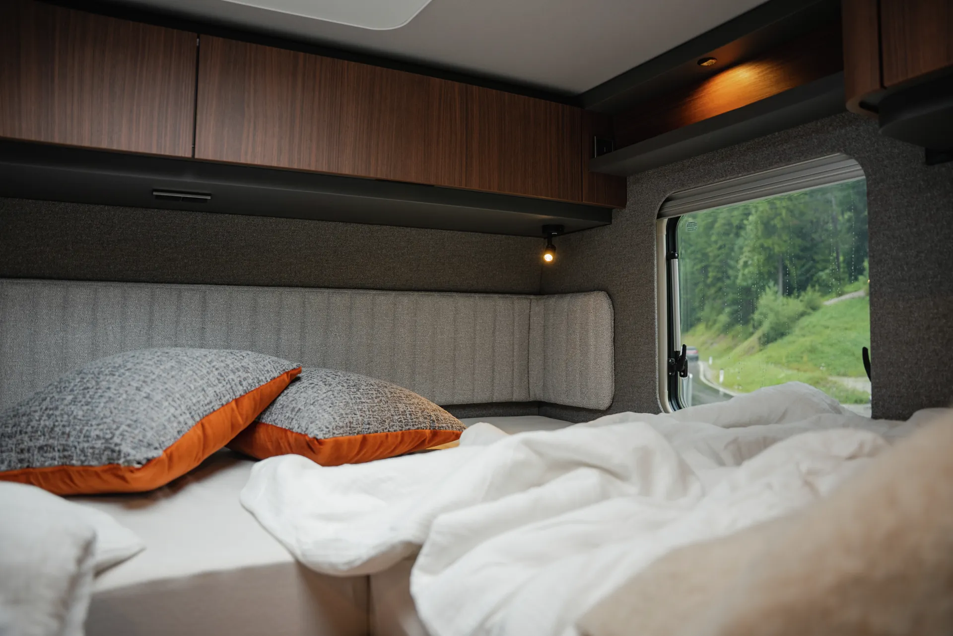 Gentle lighting accents in the illuminated swallow’s nest compartment add extra atmosphere to the sleeping area and emphasise the premium interior architecture.