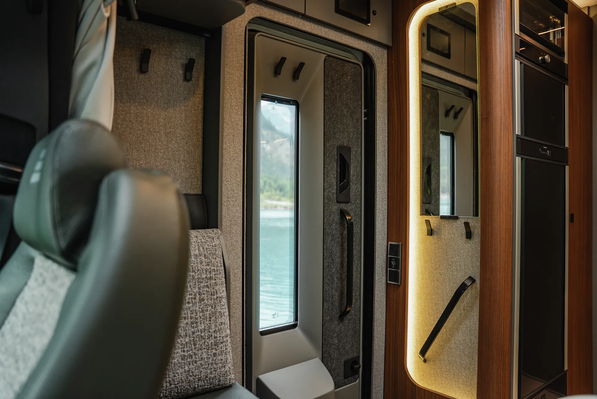 Indirect ambient lighting, premium surfaces and precise detailing give the entrance area a welcoming atmosphere from the very first moment.