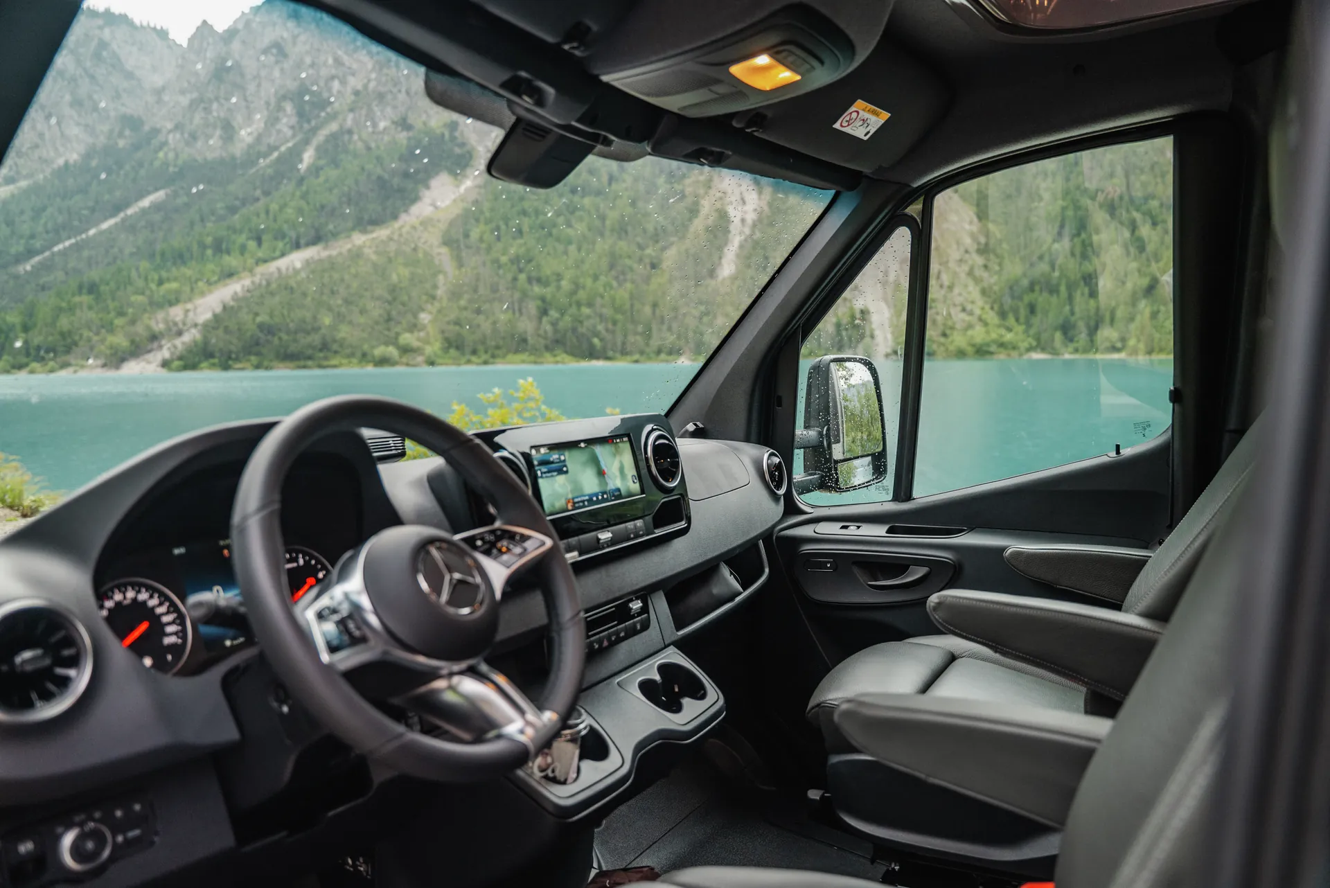 From the living area straight into the travel experience: the Mercedes-Benz Sprinter cab impresses with comfort, visibility and a confident driving experience.