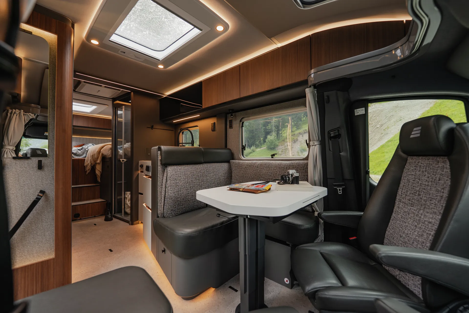 Generous sightlines, premium materials and a well-conceived lighting concept create an interior that uniquely combines openness and homeliness.