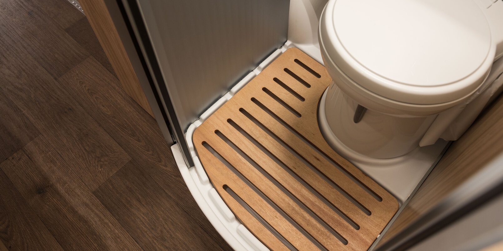 Shower tray with toilet and wooden slatted frame in the HYMER Fiat camper van