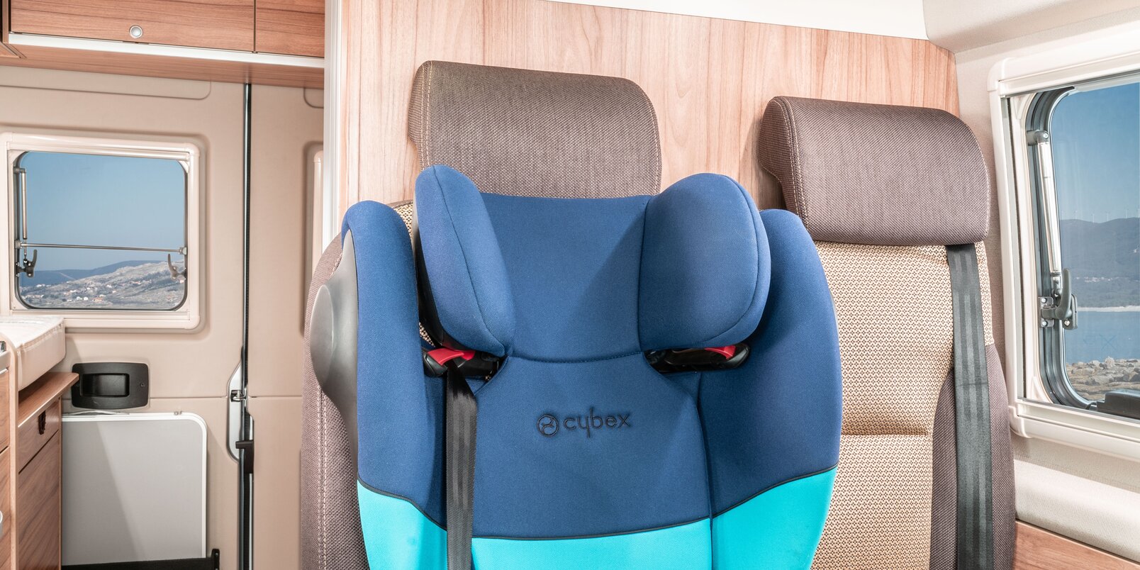 Living area bench with seat belts and ISOFIX child seat in the HYMER Fiat camper van