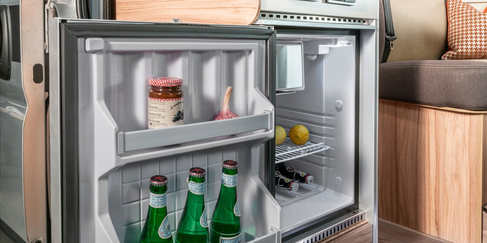 Offener, mit Flaschen und Lebensmitteln gefüllter Kühlschrank beim HYMER Camper Van Ayers Rock oder Yosemite