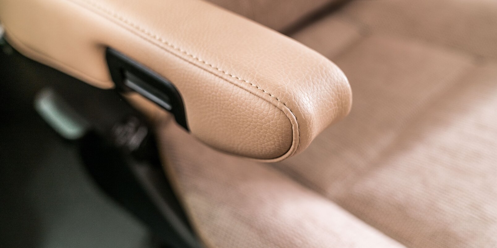 Armrest by the driver's seat in the HYMER Exsis-i motorhome