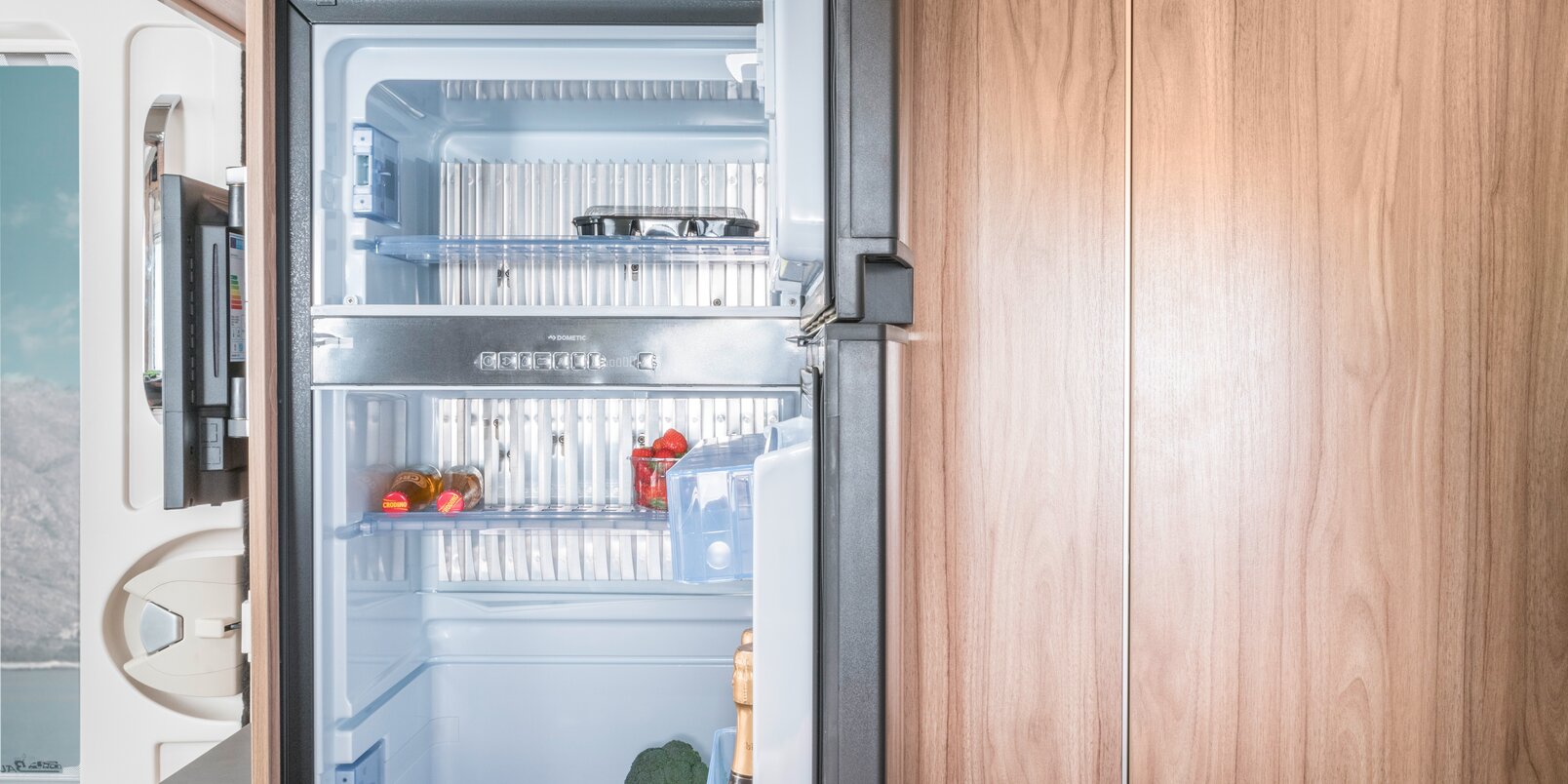 Offener, befüllter Kühlschrank mit Gefrierfach im HYMER Exsis-i 678