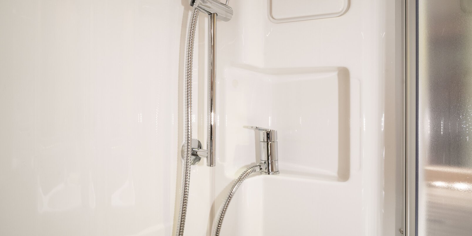 Ablagefach in der Duschkabine für Duschgel und Shampoo beim HYMER Exsis-t