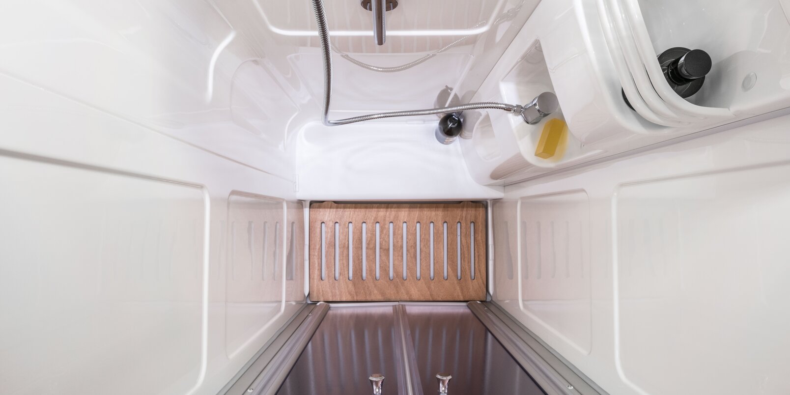 Cabina doccia con ripiano d’appoggio per bagnoschiuma e shampoo, pedana in legno nell’HYMER Exsis-t