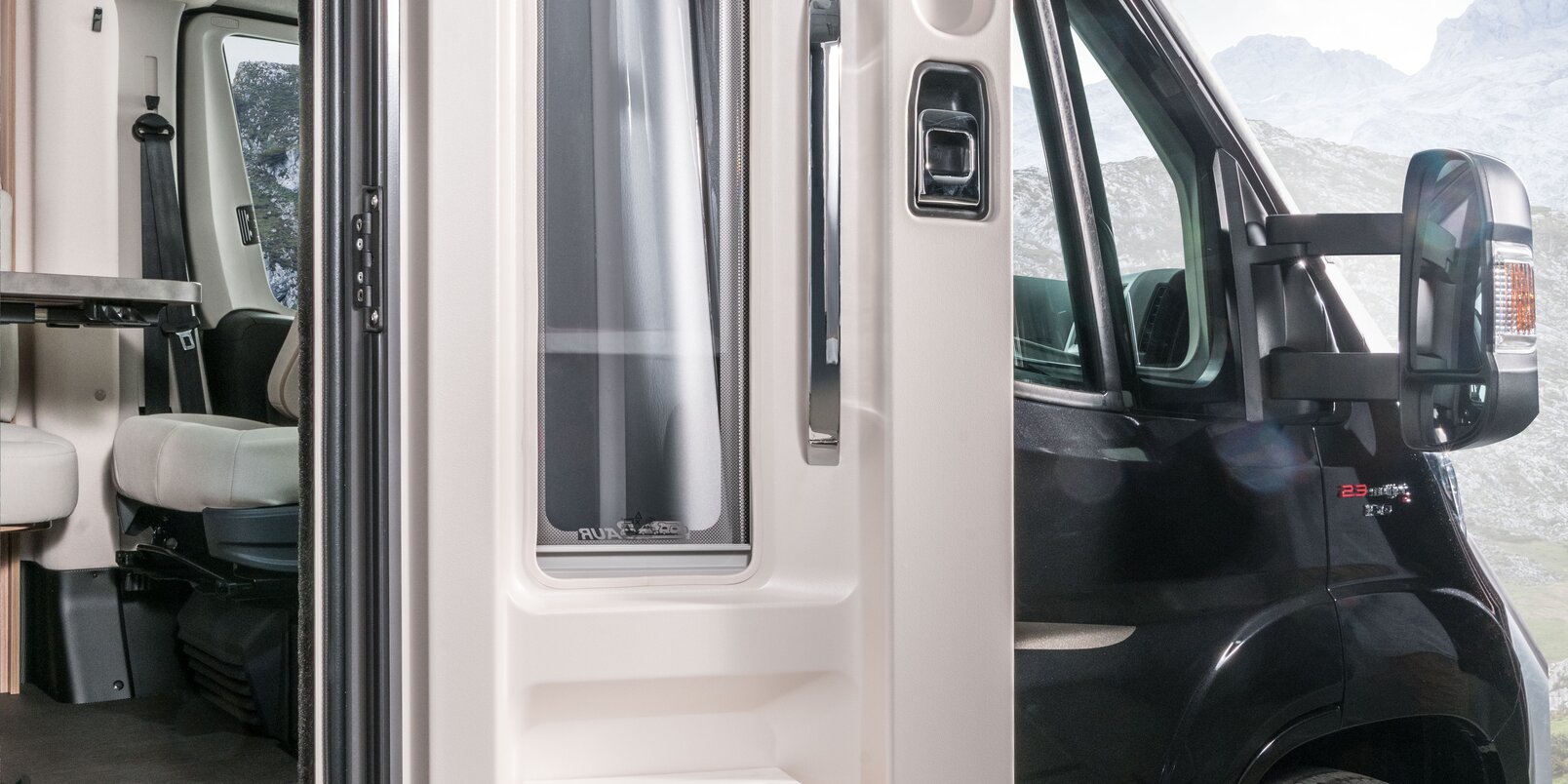 Porta d’ingresso aperta con pattumiera integrata nell’autocaravan HYMER Exsis-t