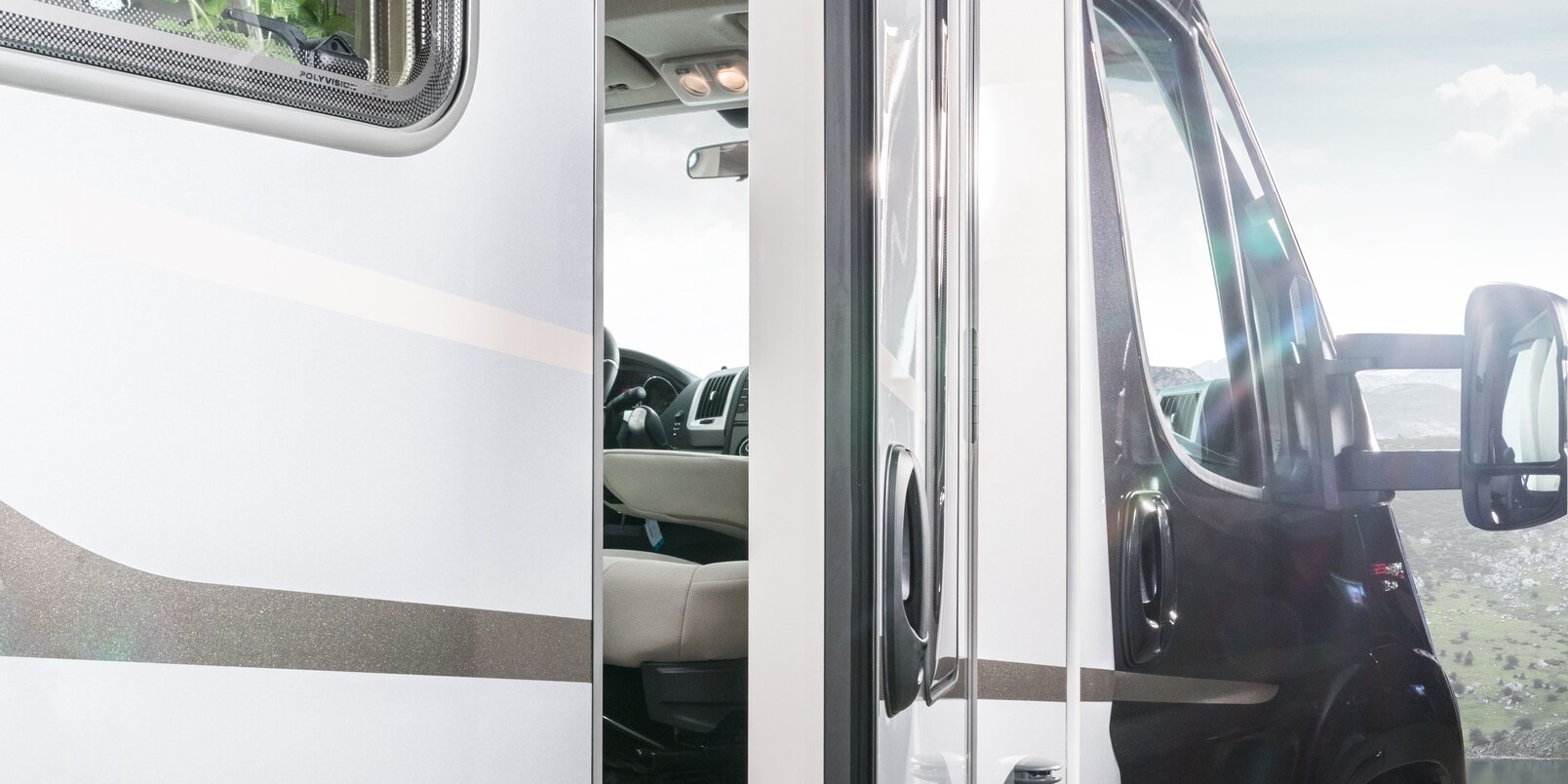 Porta d’ingresso semi-aperta con pattumiera integrata nell’autocaravan HYMER Exsis-t