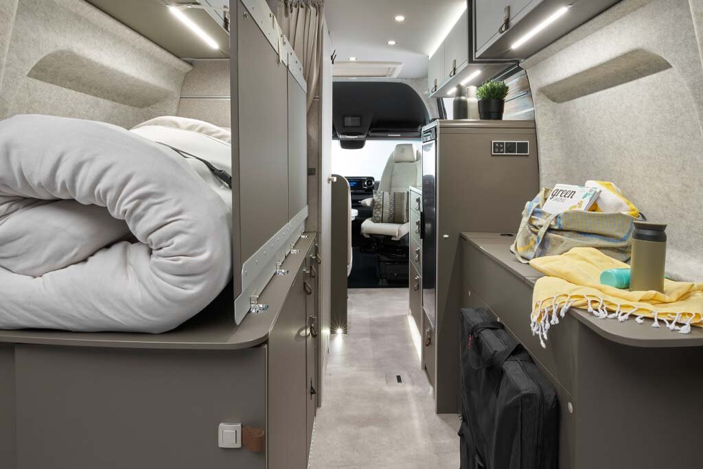 Il materasso arrotolato nel HYMER Grand Canyon S nella gamma di stili Pearl Grey lascia spazio per i bagagli.