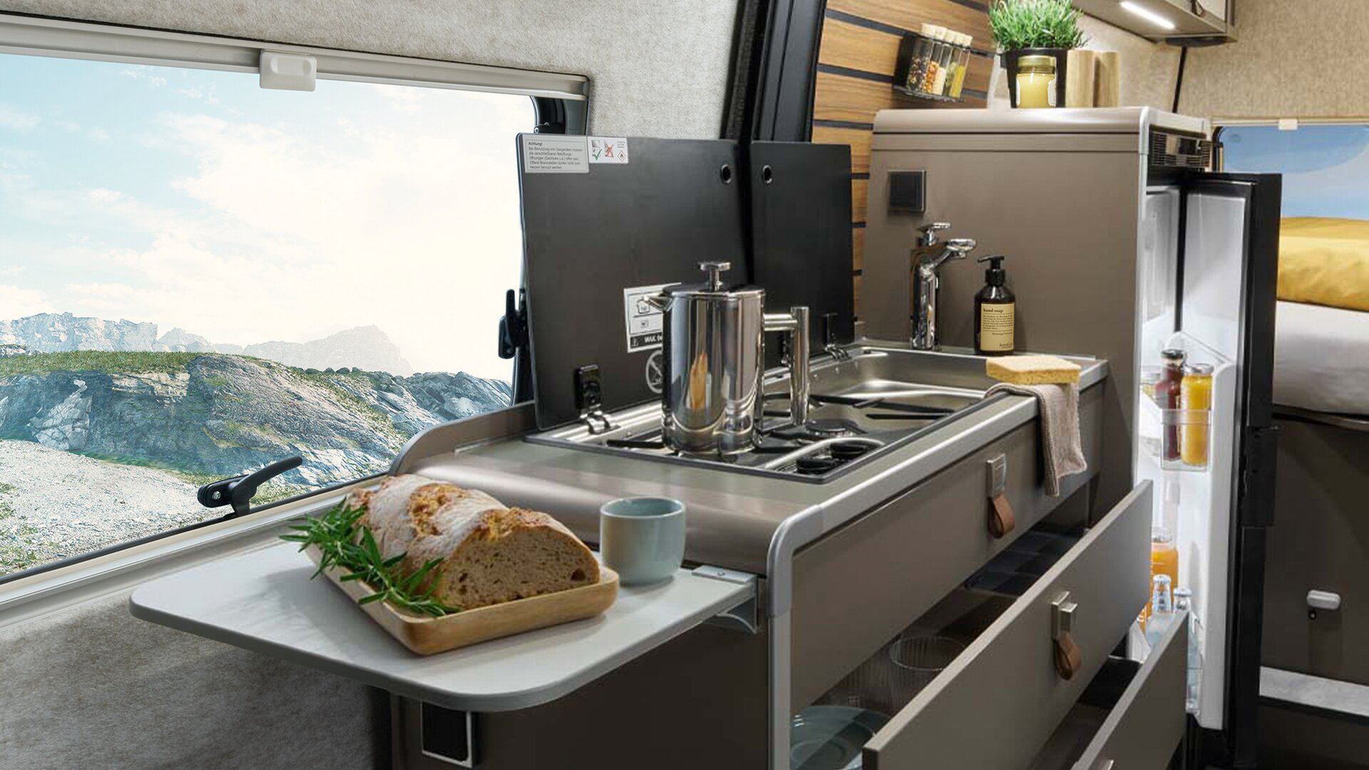 Sulla prolunga della cucina del HYMER Grand Canyon S c'è del pane. Sullo sfondo si trova la zona cucina con fornello, lavello e frigorifero