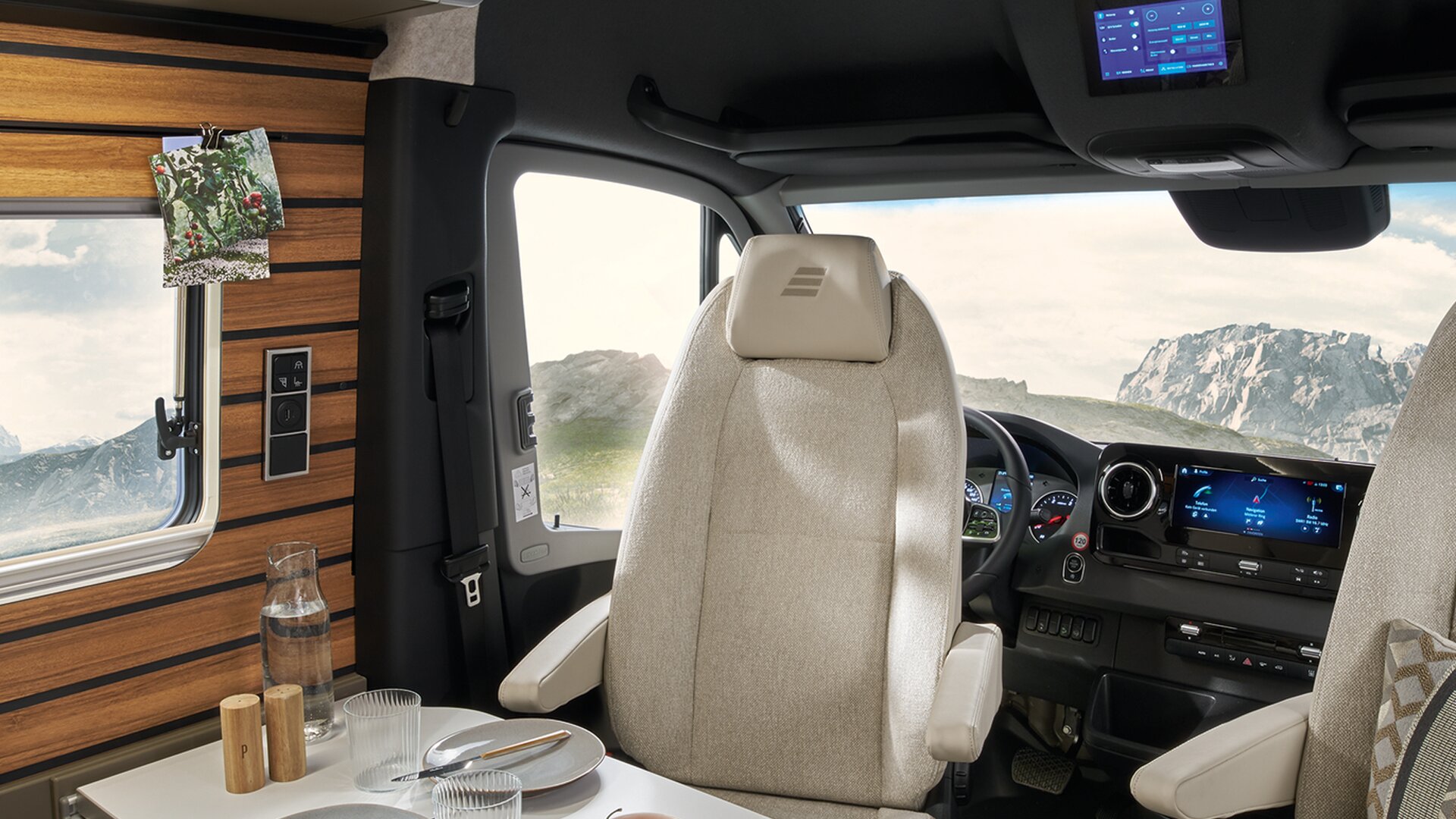 Il display HYMER Connect all'interno del HYMER Grand Canyon S è posizionato centralmente di fronte alla zona soggiorno, sopra i sedili del conducente.
